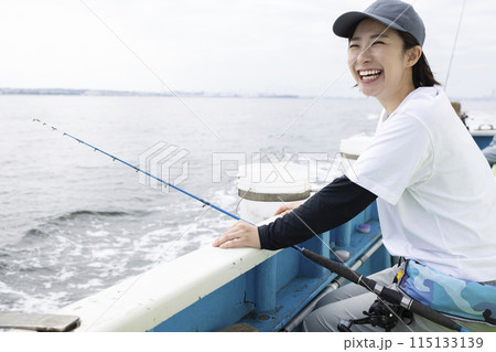 釣りを楽しむかわいい女性 釣りを楽しむかわいい女性 115133139