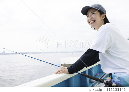 釣りを楽しむかわいい女性 115133141