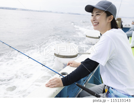 釣りを楽しむかわいい女性 115133143