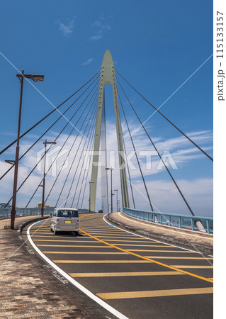 サンブリッジを走る車 115133157