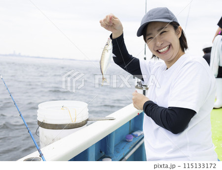 釣りを楽しむかわいい女性 115133172