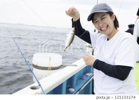 釣りを楽しむかわいい女性 115133174