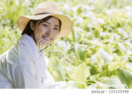 田舎暮らしをする女性 115133348