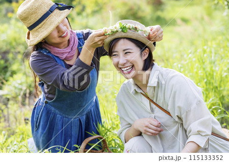 自然を満喫する女性 115133352