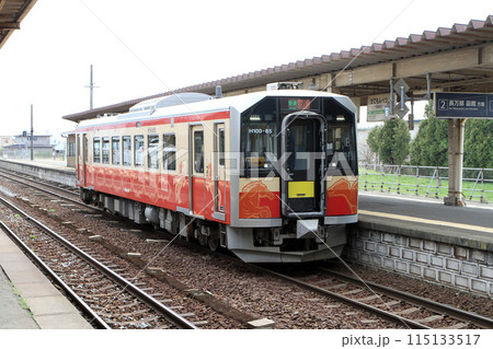 伊達紋別駅に停車中の普通列車　JR伊達紋別駅　だてもんべつ　H38　室蘭本線 115133517