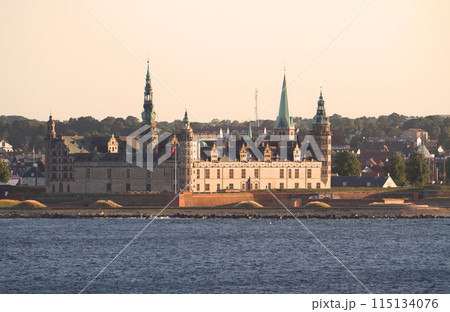 船上から夕陽に映えるクロンボー城を眺める 115134076