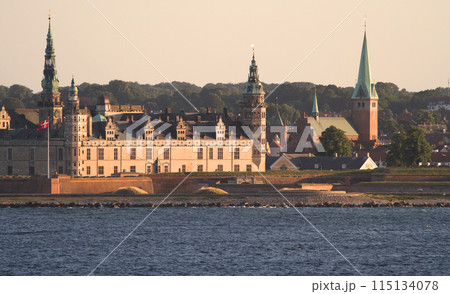 船上から夕陽に映えるクロンボー城を眺める 115134078