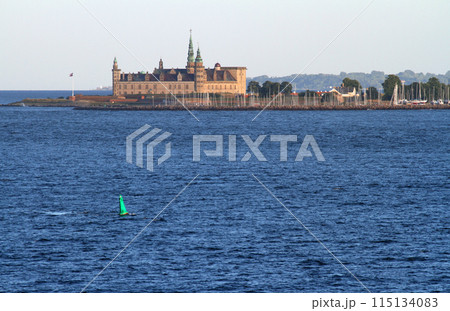 船上から夕陽に映えるクロンボー城を眺める 115134083