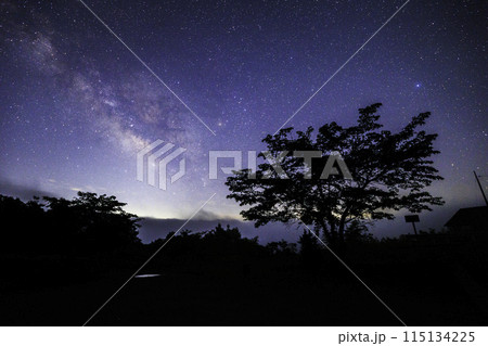 《岡山県》霧の海展望の丘からの天の川と星空と雲海 《岡山県》霧の海展望の丘からの天の川と星空と雲海 115134225
