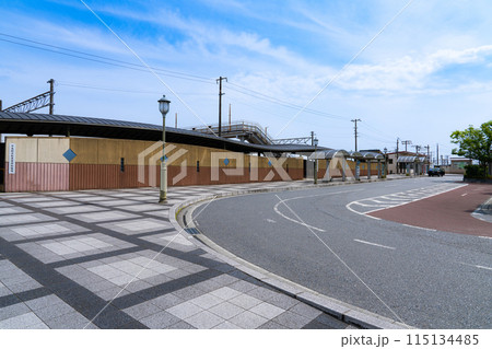 JR瀬戸大橋線 早島駅 駅前ロータリーの初夏の風景1 岡山県都窪郡早島町 JR瀬戸大橋線 早島駅 駅前ロータリーの初夏の風景1 岡山県都窪郡早島町 115134485