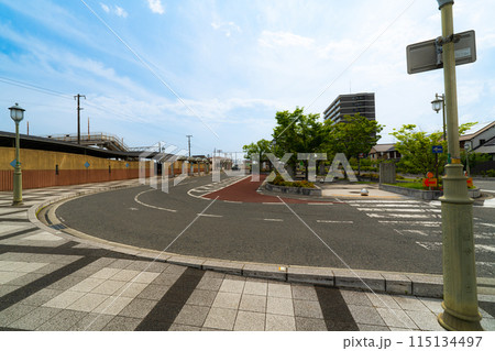 JR瀬戸大橋線 早島駅 駅前ロータリーの初夏の風景2 岡山県都窪郡早島町 JR瀬戸大橋線 早島駅 駅前ロータリーの初夏の風景2 岡山県都窪郡早島町 115134497