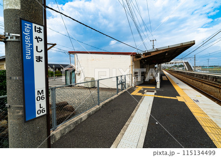 JR瀬戸大橋線　早島駅　改修前の駅舎とプラットホームの初夏の風景1　岡山県都窪郡早島町 115134499