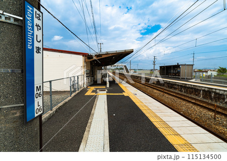JR瀬戸大橋線　早島駅　改修前の駅舎とプラットホームの初夏の風景2　岡山県都窪郡早島町 115134500
