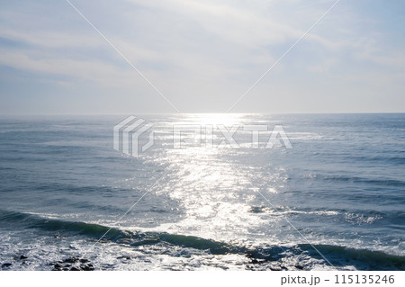 太陽で光輝く海と空の風景、知床斜里町から見たオホーツク海 太陽で光輝く海と空の風景、知床斜里町から見たオホーツク海 115135246