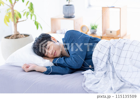 ベッドで熟睡している男性 ベッドで熟睡している男性 115135509