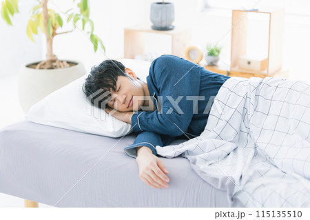 ベッドで熟睡している男性 115135510