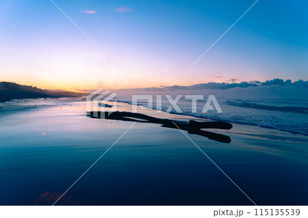 早朝の海岸線の風景 早朝の海岸線の風景 115135539