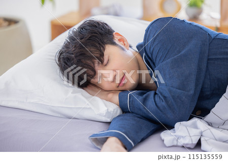ベッドで熟睡している男性 115135559
