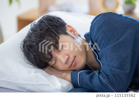 ベッドで熟睡している男性 115135562
