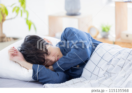 ベッドで熟睡している男性 115135568