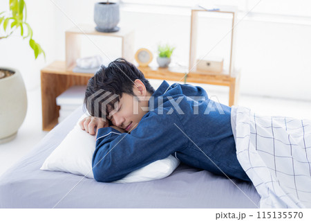 ベッドで熟睡している男性 115135570