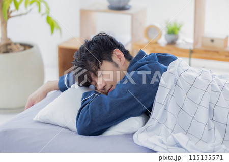 ベッドで熟睡している男性 115135571