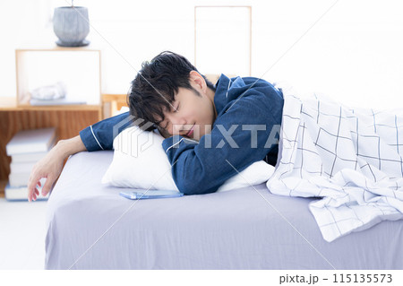 ベッドで熟睡している男性 ベッドで熟睡している男性 115135573