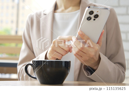 カフェでスマートフォンを使うビジネスウーマン　顔無し 115135625
