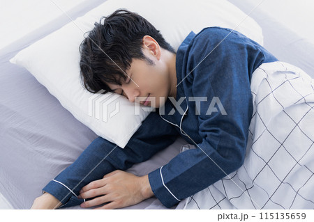 ベッドで熟睡している男性 ベッドで熟睡している男性 115135659