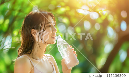 ペットボトルで水分補給する女性 115136209