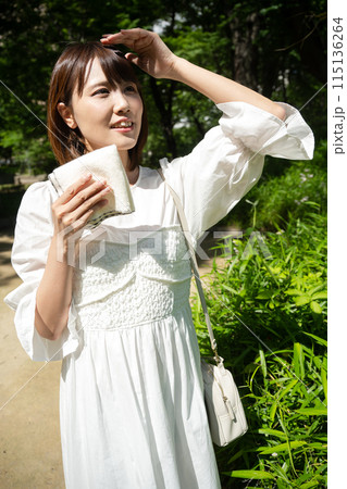 快晴の屋外を歩く女性 115136264