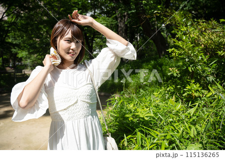 快晴の屋外を歩く女性 快晴の屋外を歩く女性 115136265