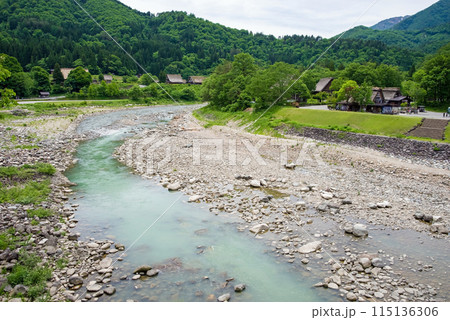 世界遺産　白川郷　初夏シーズン　であい橋からの風景 115136306