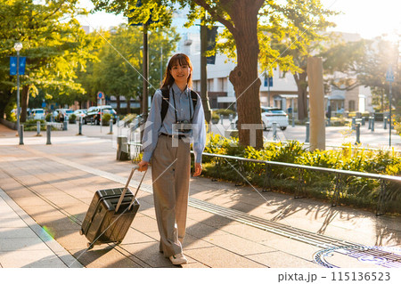 旅行を楽しむ女性/女子旅/カメラ女子 115136523