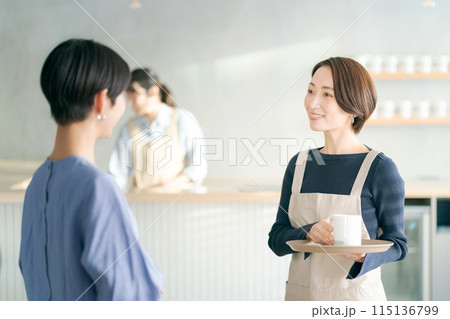 カフェで働く人たち カフェで働く人たち 115136799