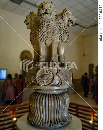 インドにあるお釈迦様が最初に説法をされた聖地サールナートにある州立博物館の国章アショカ王柱の柱頭飾り インドにあるお釈迦様が最初に説法をされた聖地サールナートにある州立博物館の国章アショカ王柱の柱頭飾り 115136850