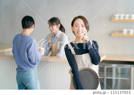 カフェで働く人たち カフェで働く人たち 115137053