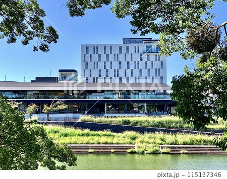 乙川の緑陰越しに見るオトリバーサイドテラス北店舗棟とホテル棟〈乙川河川緑地/愛知県岡崎市〉 115137346