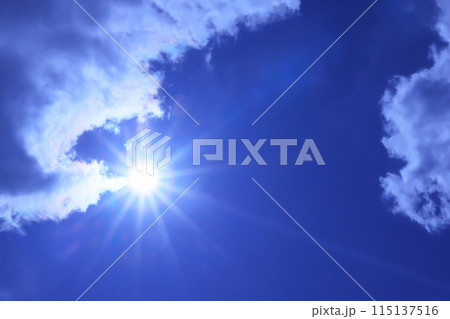 太陽と雲のある青空 (背景素材） 115137516