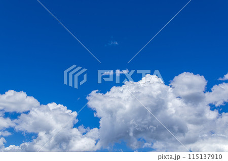 真夏の青空に流れる白い雲 真夏の青空に流れる白い雲 115137910