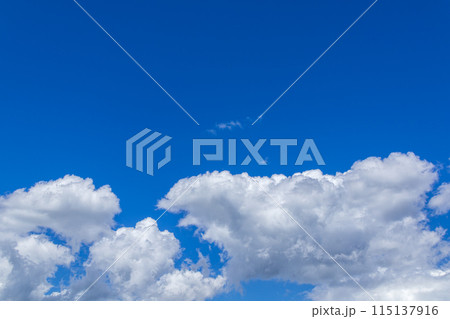真夏の青空に流れる白い雲 真夏の青空に流れる白い雲 115137916