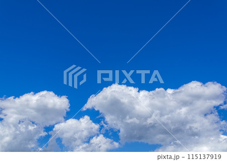 真夏の青空に流れる白い雲 115137919