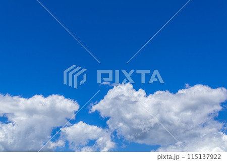 真夏の青空に流れる白い雲 真夏の青空に流れる白い雲 115137922