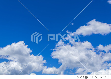 真夏の青空に流れる白い雲 115137942