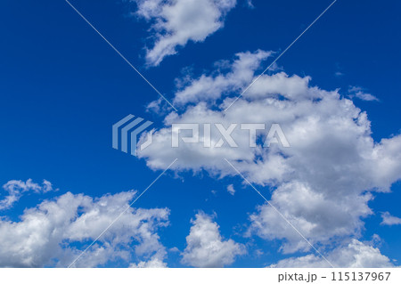 真夏の青空に流れる白い雲 真夏の青空に流れる白い雲 115137967