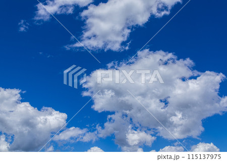 真夏の青空に流れる白い雲 真夏の青空に流れる白い雲 115137975
