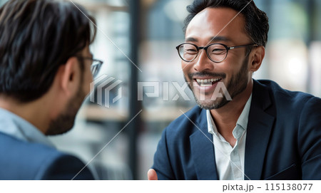 打ち合わせをする2人のビジネスマン 115138077