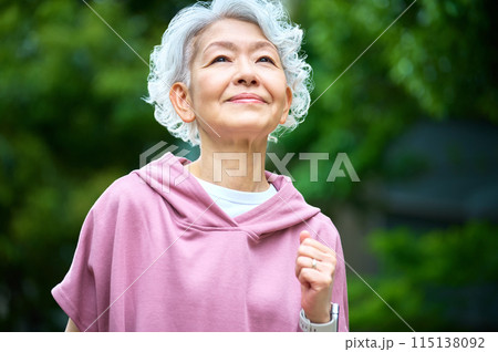 ジョギングする白髪のアクティブシニア 115138092