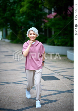 ジョギングする白髪のアクティブシニア 115138095