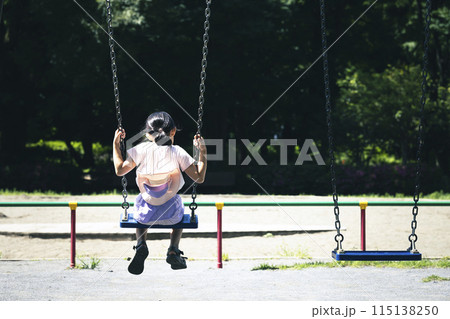 ブランコで遊ぶ小学生 115138250